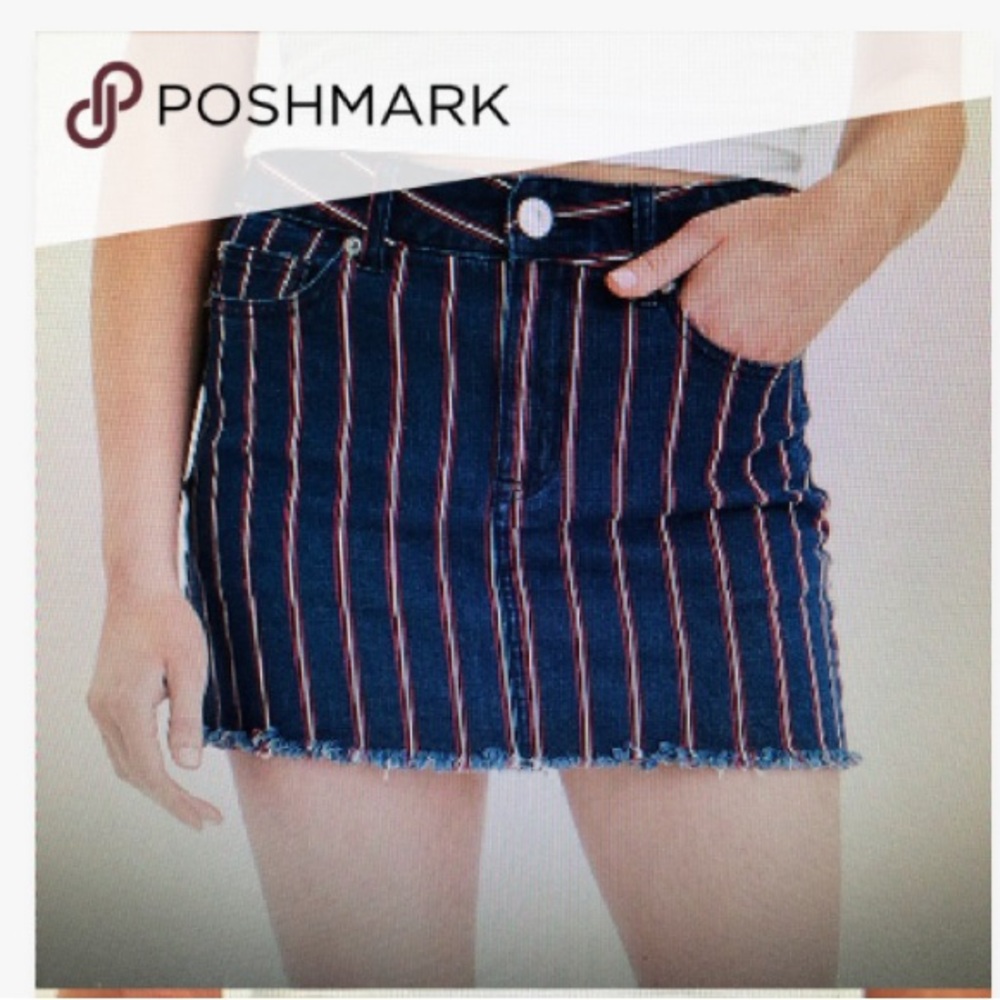 American Eagle denim mini skirt, NWOT. Red + white stripes. 2 front pockets. Sz4